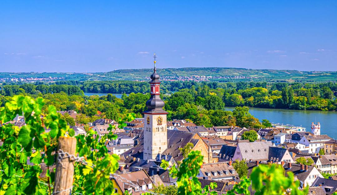 Thị trấn Hessen gần Frankfurt và sông Rhine Đức