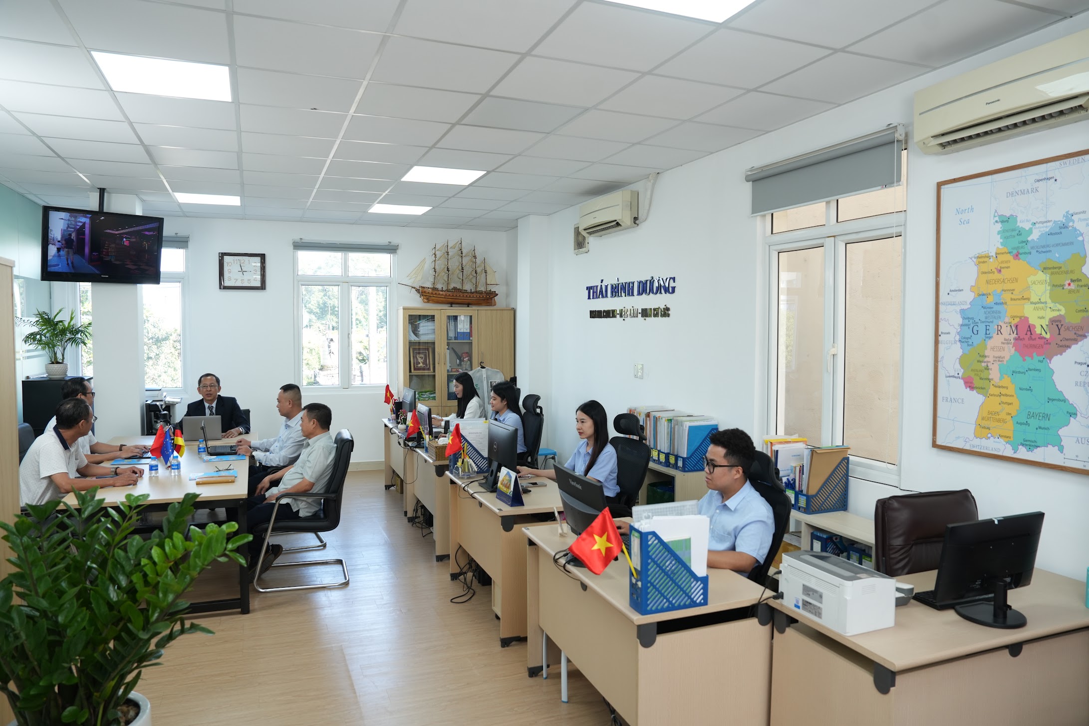 Đội ngũ tư vấn Pacific làm việc và hỗ trợ hồ sơ cho người lao động