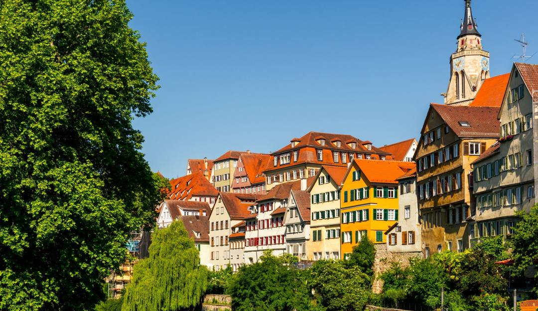 Thành phố Tübingen Baden-Württemberg Đức với kiến trúc cổ ven sông