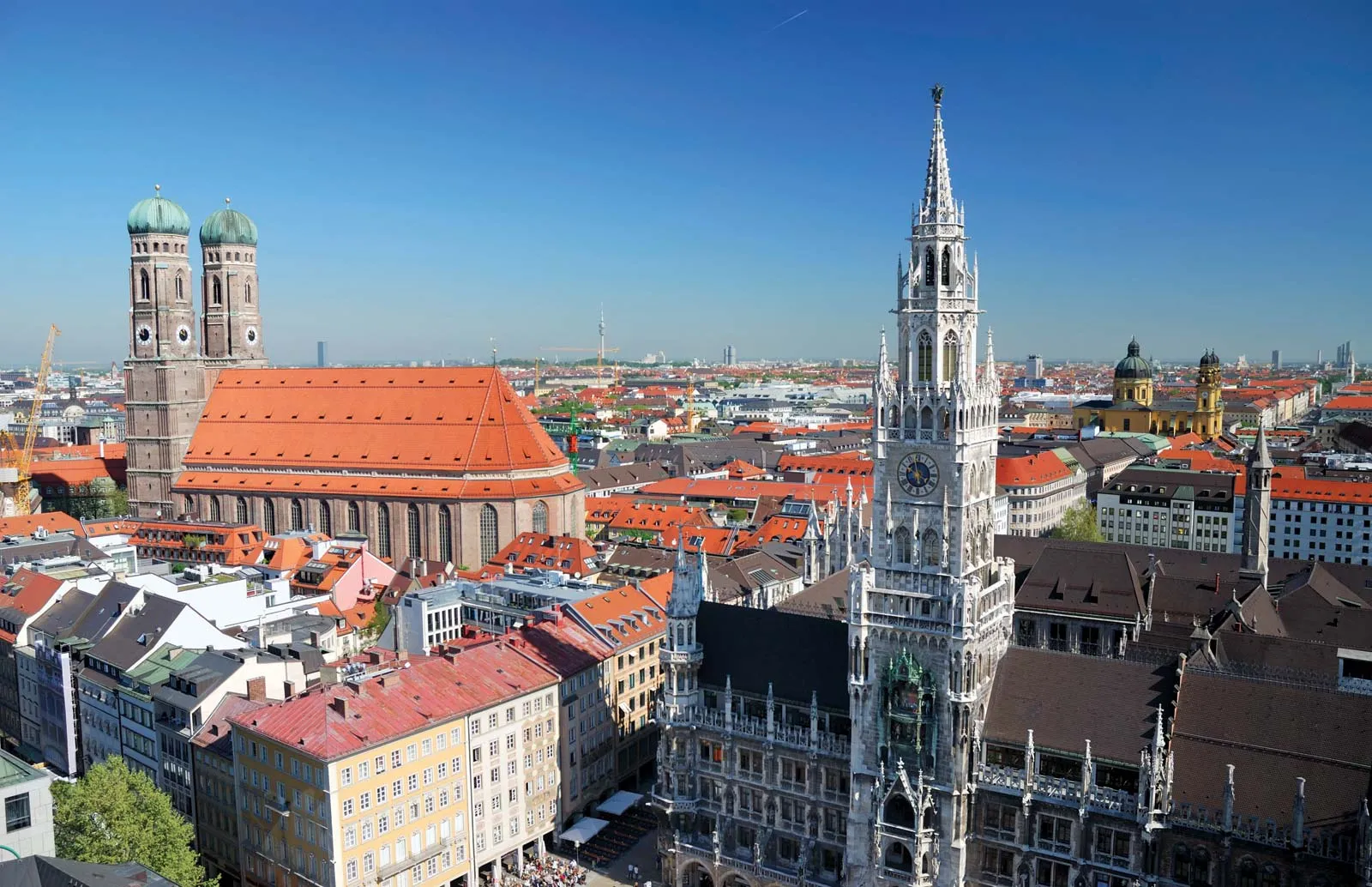 Nhà thờ Frauenkirche và Tòa thị chính Neues Rathaus tại Munich Đức