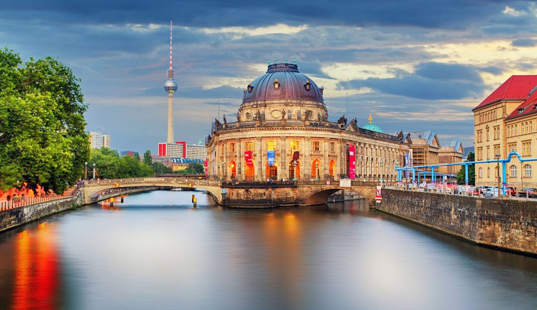 Bode Museum Berlin bên sông Spree và tháp Fernsehturm