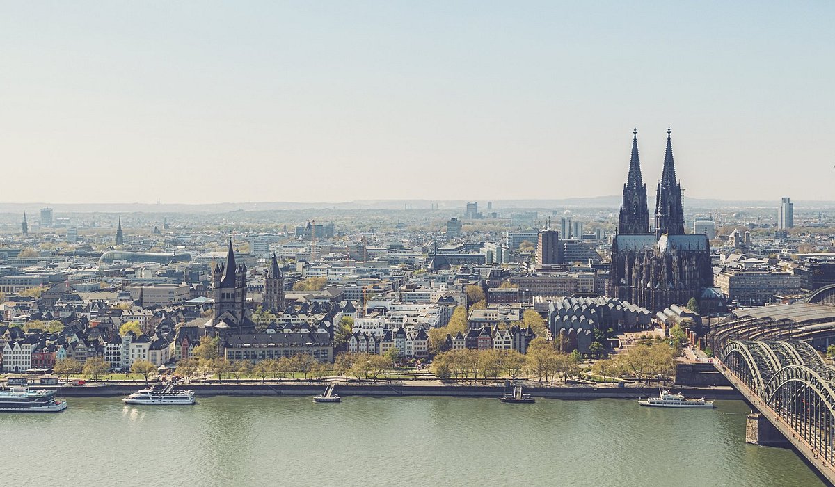 Toàn cảnh Cologne NRW với nhà thờ Cologne Cathedral và cầu Hohenzollern
