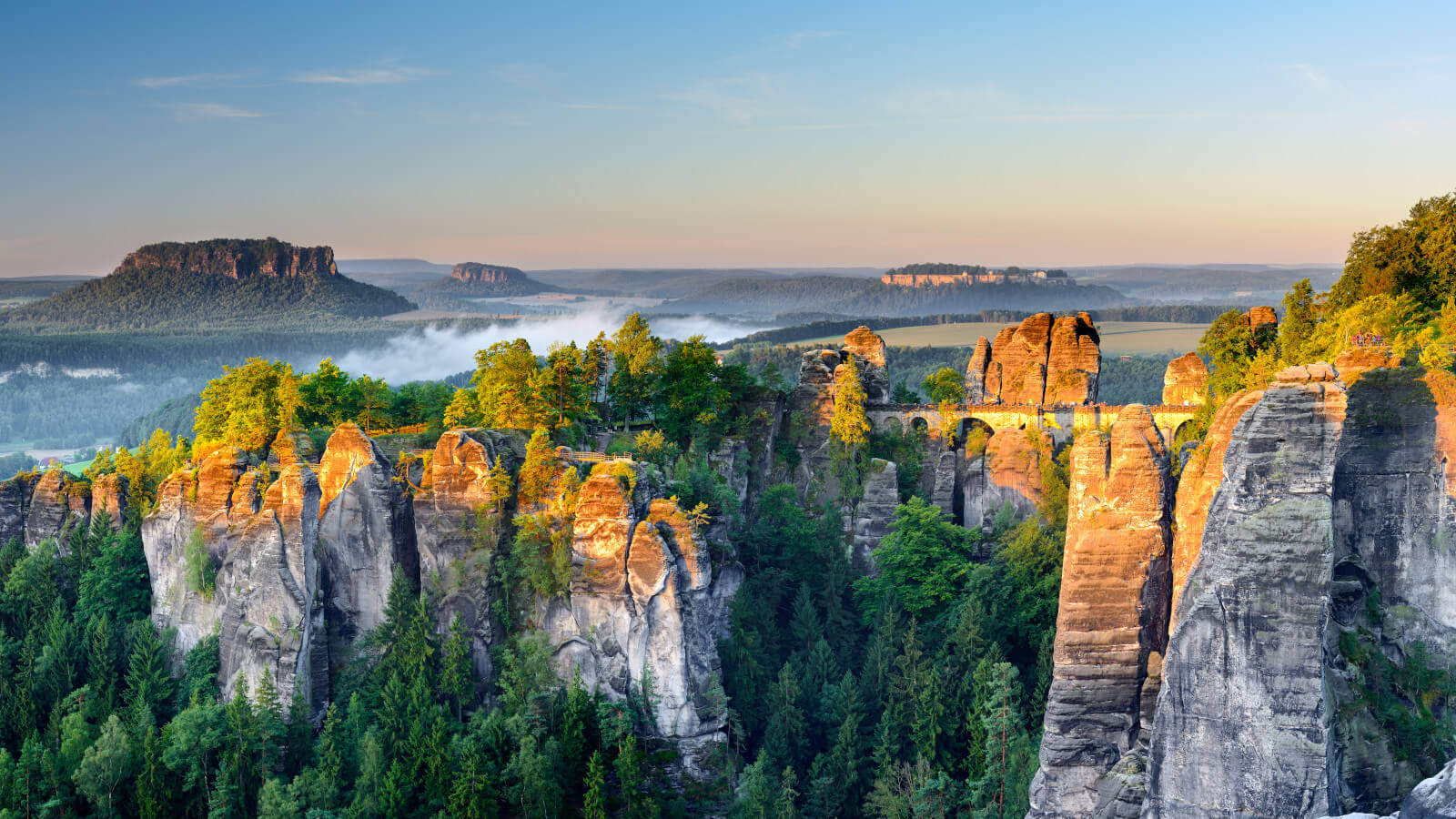 Cầu đá Bastei tại Vườn quốc gia Saxon Switzerland Sachsen Đức